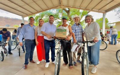 Eneyda Rocha y José Paz López entregan apoyos alimenticios en comunidades de Badiraguato
