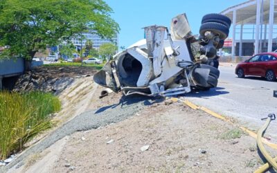 Se vuelca revolvedora en la avenida Atlántico en Mazatlán.