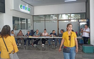 Ciudadana emite su voto en casilla especial en Los Mochis