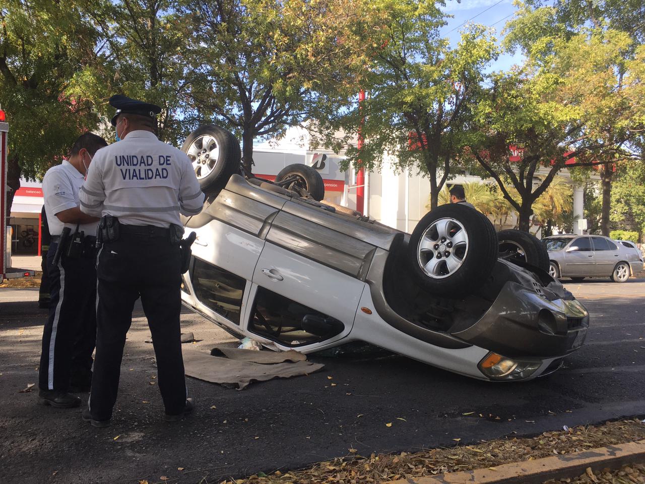 Dos mujeres lesionadas y daños materiales deja choque y volcadura en la Guadalupe Viva La Noticia