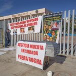 Manifestantes Colocan ataúd y mantas en el Congreso del Estado contra diputados y funcionarios