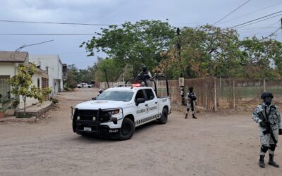 Hombres armados con ‘Cuernos de Chivo’, disparan contra dos viviendas y un carro en Culiacán.
