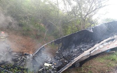 En Mazatlán se incendia un tráiler tras una volcadura y muere su conductor.