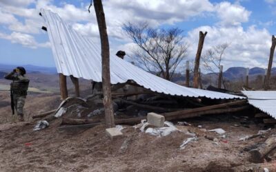 Decomisan armas, drogas y destruyen 2 campamentos en Escuinapa.