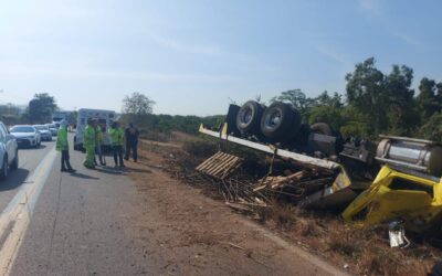 Se vuelca un tráiler que transportaba varilla en Concordia