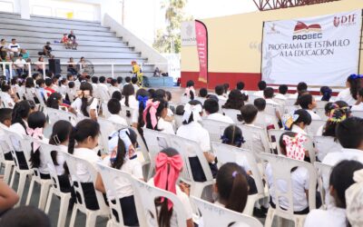 Entregan DIF Mazatlán y Gobierno Municipal becas PROBEC a niñas y niños de primarias del puerto.
