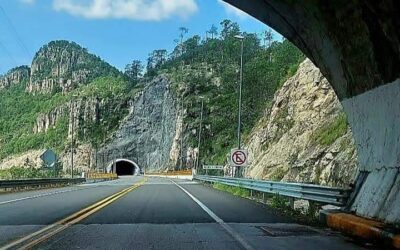 Tracto camión se sale de la súpercarretera Mazatlán-Durango