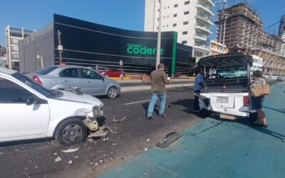 Caos vial genera un choque entre un vehículo y una pulmonía en el malecón de Mazatlán