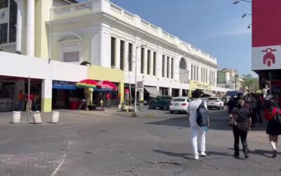 Vendedores ambulantes del centro de Culiacán enfrentan caída del 40 % en ventas por calor, lluvias y vacaciones
