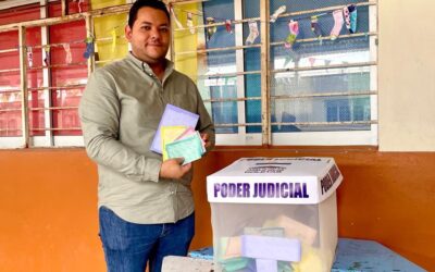 Edgar Barraza Castillo, presidente en funciones de Morena en Sinaloa, acude a votar en la elección del Poder Judicial