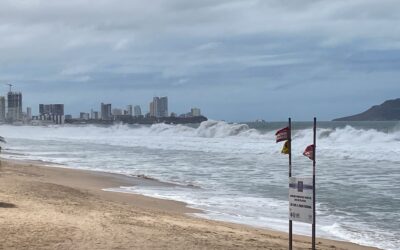 Con banderas rojas estarán las playas de Mazatlán tras fuerte oleaje por tormenta Alvin