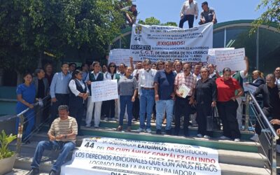 Se manifiestan trabajadores de salud por el respeto de sus derechos laborales.