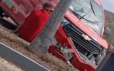 Camioneta queda destrozada del frente tras chocar contra una luminaria en Mazatlán