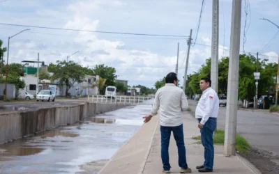 Juan de Dios Gámez supervisa canales y colonias afectadas por las lluvias.
