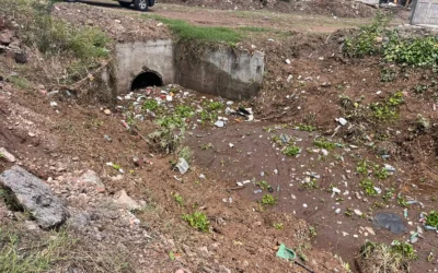 Lluvias intensas provocan desbordamiento de canal y afectan viviendas en Culiacán