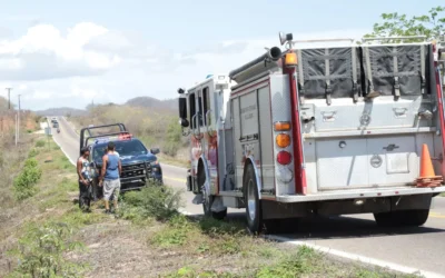 Camioneta se sale de la carretera cerca de Aguascalientes de Garante en Concordia.
