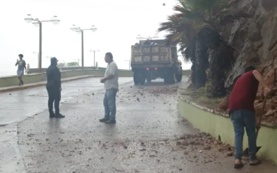 Tras las fuertes lluvias se desprenden rocas del cerro del Vigía en Mazatlán.