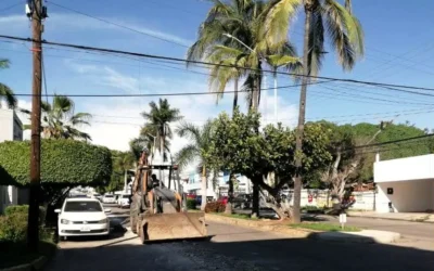 JUMAPAM repone el alcantarillado dañado en la Avenida Lola Beltrán