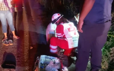 Motocicleta cae en un bache en Mazatlán y conductor y pasajeros resultaron lesionados.