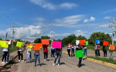 Familiares de joven desaparecido en Rosario cierran carretera estatal y piden sea localizad.