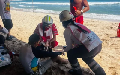 Rescatan a tres personas de morir ahogada en el mar en Mazatlán.