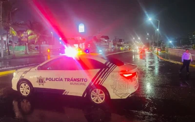 Lluvias vespertinas en Mazatlán generan encharcamientos y cierres de circulación.