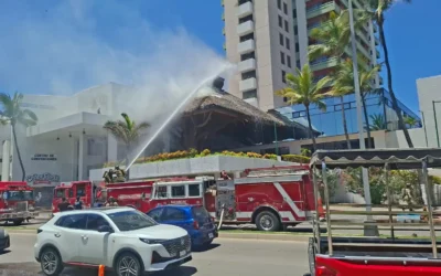 Se incendia palapa de un hotel muy conocido en Mazatlán.