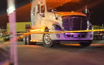 Hombre muere al ser arrollado por un tráiler en un patio de maniobras de una gasolinera en Mazatlán.
