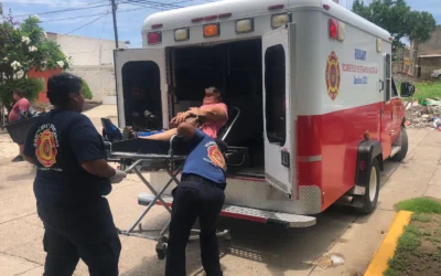 Mujer resulta con posible fractura de piernas tras un choque.