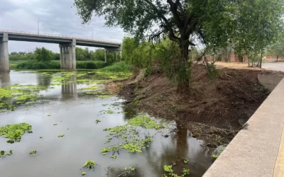 Con apoyo de un particular, el DURS refuerza trabajos de desazolve en el vado del Río Sinaloa en Guasave