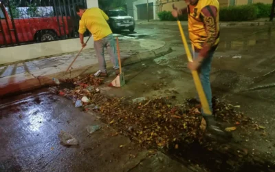 Personal del Ayuntamiento despliega operativos de limpieza y atención tras intensas lluvias en Culiacán.
