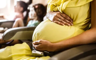 Mujeres a término de embarazo deben evitar viajes largos terrestres o aéreos en vacaciones: Hospital de la Mujer.