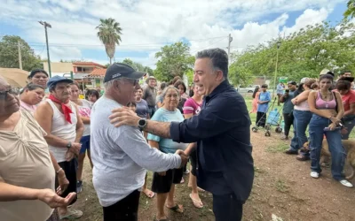 En sus recorridos por el estado el senador Enríque Inzunza platica con ciudadanos.