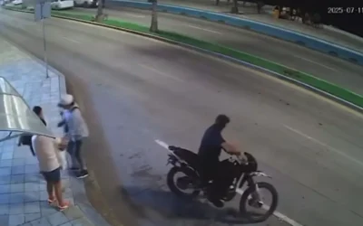 Motociclistas cometen robos en plena zona turística de Mazatlán.