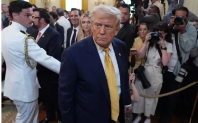 Trump presenta insuficiencia venosa crónica y hematomas: Casa Blanca.