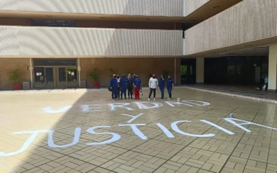 Guerreros Azules A.C. pintan mensaje en Palacio de Gobierno exigiendo justicia