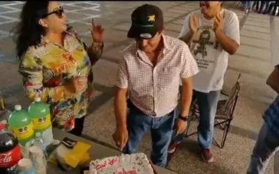 Productores celebran cumpleaños y protestan por falta de pagos en Palacio de Gobierno de Culiacán