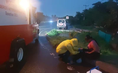 Motociclistas resultan lesionados al derrapar durante la lluvia ocurrida en Mazatlán.