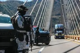 Localizan dos personas envueltas en plástico y sin vida en la Mazatlán-Durango.