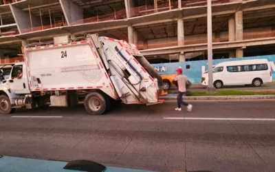 Servicios Públicos realiza limpieza del malecón al terminar desfile de la comunidad LGBTTTIQA+