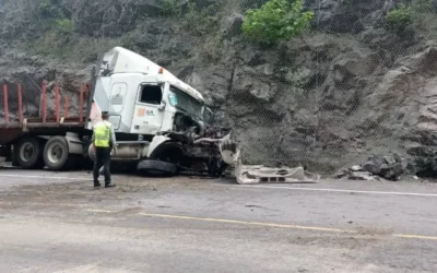 Dos accidentes viales provocan cierres parciales en la súper carretera Mazatlán-Durango.