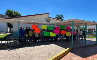 Alcaldesa respalda el reclamo de habitantes de Tamazula; exigen mejoras en clínica del IMSS.