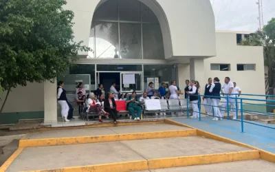 Trabajadores del Hospital General de Guasave se manifiestan por falta de pago de la última quincena.