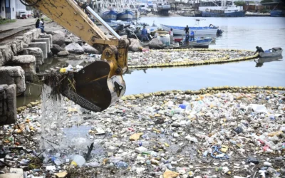 Gobierno de Mazatlán levanta desechos sólidos del puente de la Juárez.