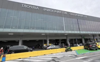 Muere hombre tras ser absorbido por el motor de un avión en Milán