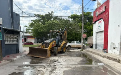 JUMAPAM repone sistema de drenaje en calle de la Pancho Villa