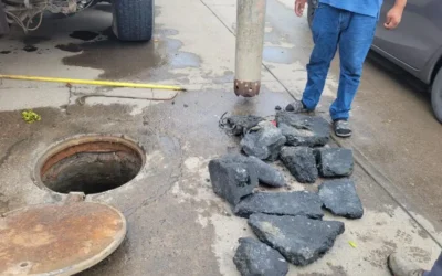 JUMAPAM extrae escombro y piedras del alcantarillado en Hacienda del Seminario