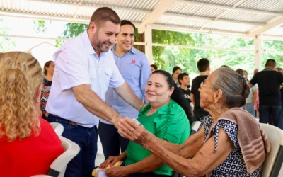 Alcalde de Badiraguato cumple compromiso con habitantes de Otatillos; dan inicio los trabajos de empedrado de calle.