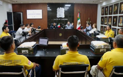 José Paz López Elenes entrega uniformes y calzado a elementos de Protección Civil y Bomberos de Badiraguato.