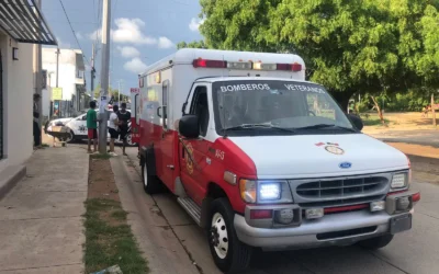 Motociclista cae al suelo al enredarse en un cable en Santa Teresa en Mazatlán,